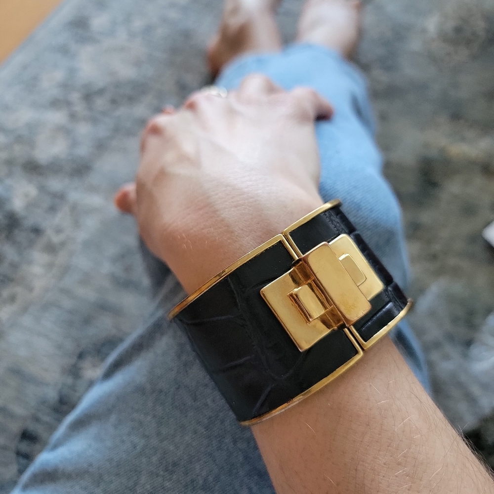 BCBG BRACELET CUFF